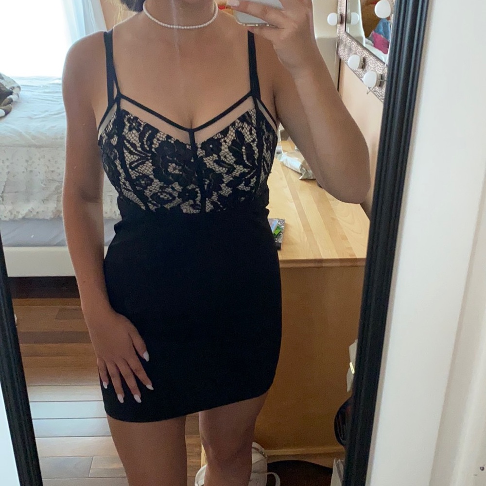 black and nude laced forever 21 dress. size:medium